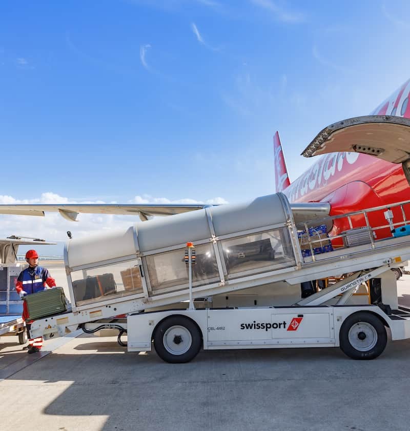 小型旅客機のローディング作業